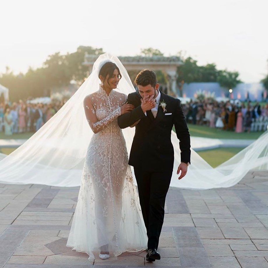 بريانكا شوبرا Priyanka Chopra بفستان باللون الأبيض بتصميم ضيق أبرز رشاقتها ومجوهرات ماسية ناعمة